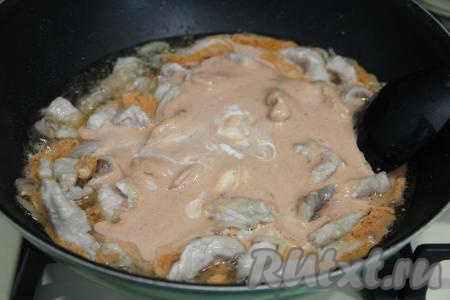 В отдельной ёмкости соединить сметану, томатную пасту и 200 миллилитров воды, посолить, перемешать получившийся соус до однородности, влить в сковороду с обжаренной свининой, перемешать.