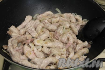 Обжаривать свинину с луком минут 5-7 (до изменения цвета мяса со всех сторон), периодически помешивая.&nbsp;