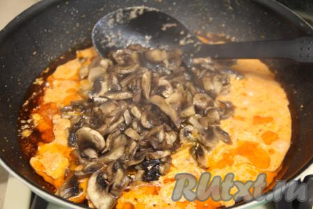 После того как свинина протушится 30-35 минут, добавить в сковороду жареные шампиньоны.