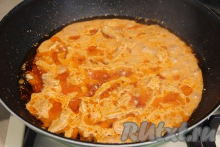 Дать соусу закипеть, уменьшить огонь до минимума, накрыть сковороду крышкой. Тушить бефстроганов из свинины 30-35 минут (до мягкости мяса).&nbsp;