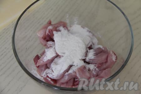 Свинину нарезать на длинные брусочки, выложить в миску, всыпать муку, перемешать, покрывая кусочки мяса мукой со всех сторон.