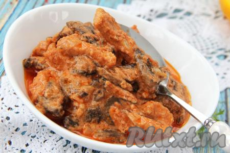 Вкусный, сочный, аппетитный бефстроганов, приготовленный из свинины с шампиньонами, разложить по тарелкам и подать в горячем виде к столу с гарниром, поливая соусом из сметаны, в котором тушилось блюдо.