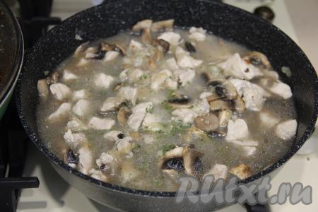 Влить получившуюся смесь в сковороду.