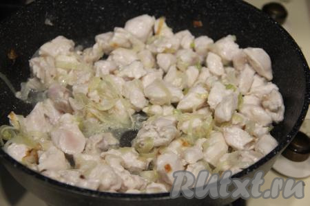 Обжарить филе куриной грудки с луком в течение 7-10 минут, иногда помешивая.
