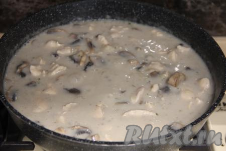 Перемешать куриную подливу с грибами, дать закипеть, а затем томить под крышкой на медленном огне 10 минут. В процессе тушения 1-2 раза блюдо можно перемешать.