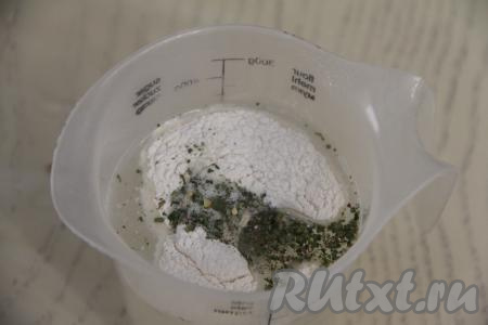 В отдельную ёмкость влить 400 миллилитров воды комнатной температуры, всыпать муку, соль, можно добавить любые специи, перемешать до однородности.&nbsp;