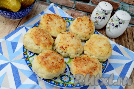 Вкуснейшие, сочные, нежные рыбные котлеты, приготовленные из минтая с жареным луком, подать к столу, дополнив любимым гарниром.