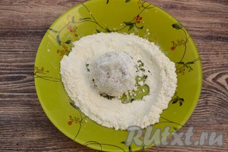 По прошествии 15-20 минут рыбный фарш ещё раз перемешать. Зрительно разделить фарш на небольшие части (я разделила на 9 частей). Периодически смачивая руки водой, сформировать из каждой части фарша круглую (или овальную) котлету, обвалять её со всех сторон в муке.