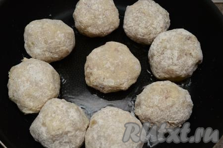 В сковороду влить растительное масло, хорошо его разогреть, выложить рыбные котлеты из минтая, жарить на среднем огне до румяности снизу (ориентировочно в течение 4 минут).