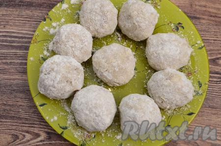 Сложить все сформированные рыбные котлеты на плоскую тарелку, припылённую мукой.