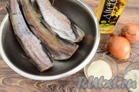  Подготовить продукты для приготовления котлет из минтая с жареным луком. Для котлет можно взять уже готовое филе минтая или самостоятельно отделить мякоть от рыбы.