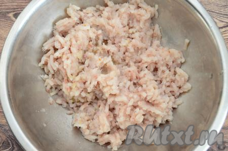 Филе минтая и жареный лук пропустить через мясорубку в глубокую миску.