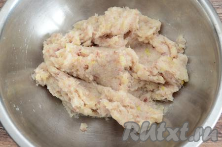 Посолить, поперчить фарш по вкусу, перемешать. Накрыть миску с фаршем и дать постоять минут 15-20 при комнатной температуре, чтобы манка хорошо набухла.