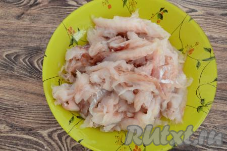 Я взяла 3 тушки минтая весом 1 килограмм, разморозила их, отрезала плавники и хвосты, сняла кожу, удалила внутренности и отделила мякоть от костей, в результате у меня получилось 650 грамм филе минтая.