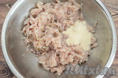 В получившийся рыбный фарш всыпать манку. Манная крупа добавляется в фарш, чтобы котлеты лучше держали форму и не разваливались во время жарки.