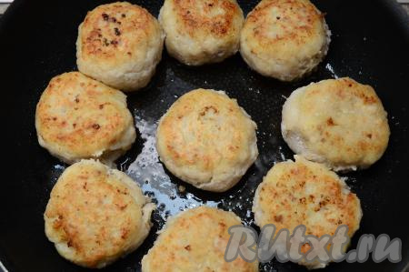 Перевернуть котлеты и жарить до подрумянивания с другой стороны (в течение 4 минут). Затем котлетки ещё раз перевернуть, влить в сковороду 2 столовых ложки воды, накрыть крышкой, сделать огонь ниже среднего и протушить котлеты ещё 2-3 минуты. Выключить огонь и оставить котлеты под крышкой на 5 минут, чтобы они как следует пропарились.