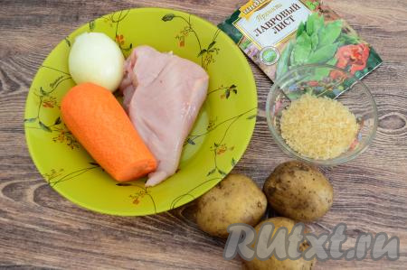 Подготовить продукты для приготовления супа. Для формирования тефтелей можно взять как куриное филе, так и мясо, срезанное с любых частей курицы (например, с бёдер или голеней). При желании можно использовать и покупной куриный фарш.