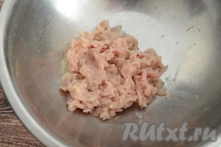 Пока варится рис, приготовим фарш. Для этого куриное мясо нужно промыть водой, обсушить немного и вместе с очищенным луком пропустить через мясорубку, перемешать получившийся фарш.