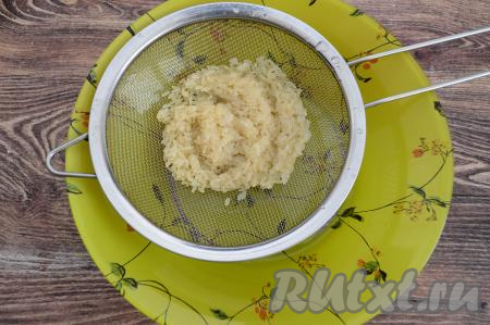Рис всыпать в сито, промыть под проточной водой. В кастрюле вскипятить 250 миллилитров воды, выложить подготовленный рис, перемешать, дать закипеть, уменьшить огонь и варить минут 20 (до мягкости риса). Сварившийся рис откинуть на сито, промыть холодной водой, чтобы он быстрее остыл, затем оставить в сите на 2-3 минуты, чтобы стекла лишняя жидкость.