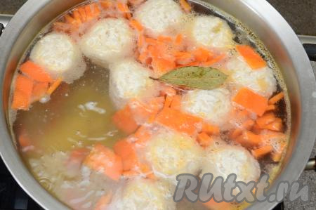 Дать ещё раз супу с тефтелями закипеть, уменьшить огонь и варить минут 20 (морковь и картошка должны стать достаточно мягкими и легко прокалываться вилкой).