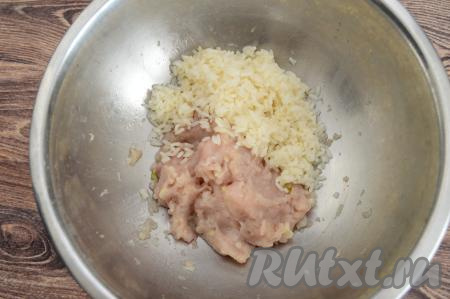 К получившемуся фаршу добавить остывший рис.