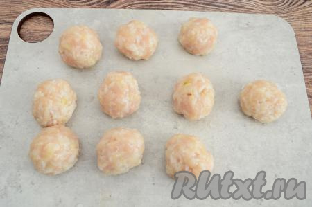 Сформировать из куриного фарша круглые тефтели размером с грецкий орех. Я сформировала 10 тефтелей.