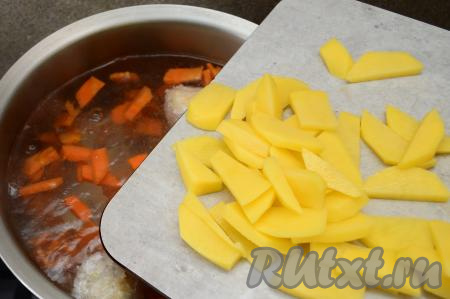 Следом в кастрюлю отправить картошку, нарезанную на небольшие брусочки, добавить лавровый лист, посолить по вкусу.