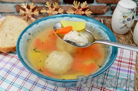 Аппетитный, насыщенный суп с куриными тефтелями разлить по тарелкам, по желанию, посыпать мелко нарезанной зеленью и в горячем виде подать к столу. Тефтели получаются нежнейшими, мягкими, они делают это первое блюдо особенно вкусным.