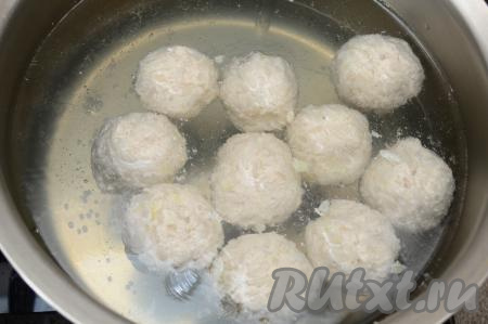 В кастрюлю влить 2 литра воды, выложить куриные тефтели, поставить на достаточно сильный огонь, после закипания воды убрать с поверхности пену, уменьшить огонь.