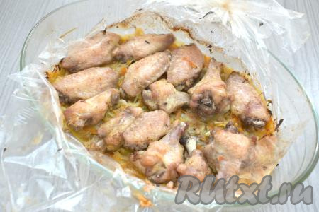 Отправляем форму для запекания с капустой и куриными крылышками в духовку, разогретую до 180 градусов, на 40 минут. Затем аккуратно, чтобы не обжечься, разрезаем рукав. Отправляем блюдо в духовку ещё на 10 минут (капуста должна стать мягкой, если она ещё твердовата, продолжайте запекать ещё 5-10 минут).