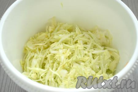 Лук и морковь очищаем. Свежую белокочанную капусту нарезаем на тонкие полоски, перекладываем в отдельную глубокую миску.