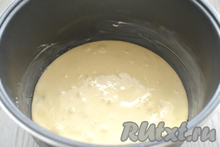 Чашу мультиварки смазываем маслом, выкладываем тесто, разравниваем, закрываем крышку мультиварки, выставляем на 45 минут режим "Выпечка". Для того чтобы проверить готовность шарлотки с вишней, нужно проколоть пирог сухой деревянной шпажкой, если после прокалывания на шпажке не останется следов теста, значит пирог готов. Если на шпажке останутся следы теста, тогда выпекайте шарлотку ещё 5-10 минут (до готовности) на режиме "Выпечка".