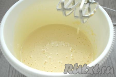 Взбиваем яйца с сахаром на максимальных оборотах миксера в течение 4-5 минут. Яичная масса увеличится в объёме и посветлеет в процессе взбивания.