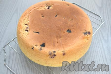 Готовую шарлотку с вишней аккуратно достаём из мультиварки и оставляем остывать на решётке.