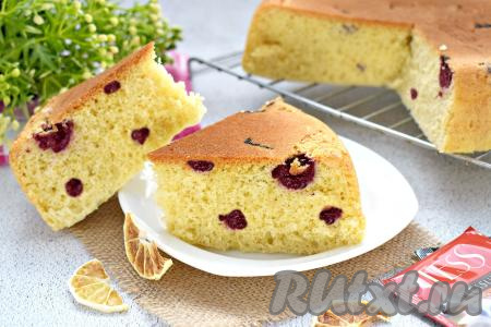 Шарлотка с вишней в мультиварке 