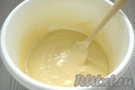 Частями добавляя оставшуюся просеянную муку, замешиваем нежное, воздушное, однородное тесто. Как только консистенция теста станет напоминать сметану средней жирности, значит больше муку добавлять не нужно.