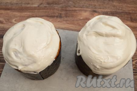 Наносить глазурь из маршмеллоу нужно достаточно быстро, так как она начинает сильно тянуться и застывать. Если глазурь начала застывать, а вы ещё не нанесли её на куличи, тогда слегка подогрейте её в микроволновке. Глазурь ложится достаточно густой шапочкой. Мне этого количества глазури хватило для украшения 3 куличей диаметром 11 сантиметров. Время приготовления глазури в микроволновке зависит от мощности вашей СВЧ-печи. У меня микроволновка мощностью 900 Ватт, если у вас менее мощная модель, тогда время приготовления может немного увеличиться. Я советую не делать большие порции глазури (то есть если увеличиваете количество ингредиентов, то не более, чем в 2 раза). Если увеличите количество маршмеллоу, то и время на приготовление тоже у вас увеличится, но делайте небольшие интервалы прогрева, не более 20 секунд, так как микроволновка прогревает неравномерно, а значит вы просто перегреете маршмеллоу и не получите желаемого результата.