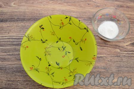 В небольшую достаточно глубокую тарелку влить 1 столовую ложку воды.