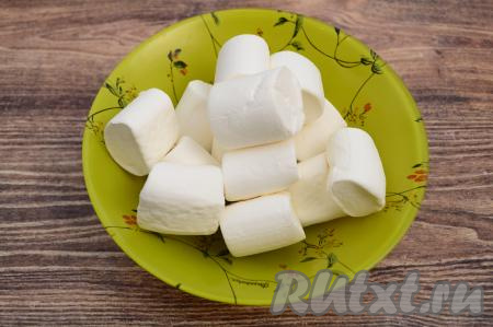 В тарелку с водой выложить зефир "Маршмеллоу" и поставить в микроволновку на 20 секунд на максимальную мощность.