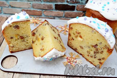 Глазурь из маршмеллоу получается яркой, глянцевой, она хорошо держит форму, не трескается при нарезании куличей, поэтому она удачно подходит для украшения пасхальной выпечки.