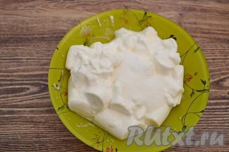 Отправить тарелку ещё на 10 секунд в микроволновку. Снова достать тарелку из микроволновки, добавить сахарную пудру. Тщательно перемешать, смешивая пудру с маршмеллоу, и отправить в микроволновку ещё на 10 секунд.