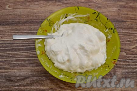 На этом этапе консистенция маршмеллоу будет, как на фото, - уже достаточно однородная, но не до конца.