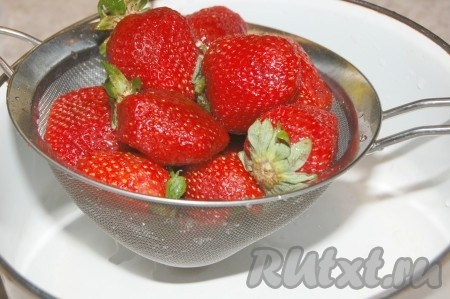 Аккуратно помыть, выложить в сито, чтобы избавиться от лишней жидкости.