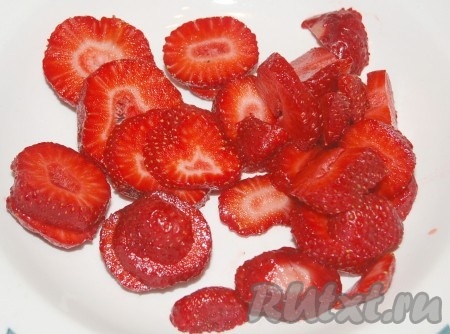 Нарезать в произвольной форме небольшими кусочками.