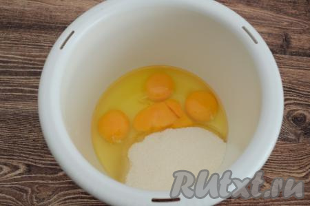 В чашу миксера (или в любую другую глубокую посуду, в которой будет удобно взбивать миксером) всыпать сахар, вбить сырые яйца. Взбить яйца с сахаром на максимальной скорости миксера в течение 6-7 минут. Пока взбиваются яйца, изюм выложить в сито, промыть под проточной водой, после этого переложить в глубокую тарелку, залить полностью кипятком. Оставить изюм распариваться минут на 5, затем откинуть на сито, дать стечь лишней воде. Разложить изюм на бумажном (или тканевом) полотенце, дать обсохнуть. Обязательно осмотреть изюм в процессе обсыхания, если есть веточки и некачественные изюминки, их нужно будет убрать.