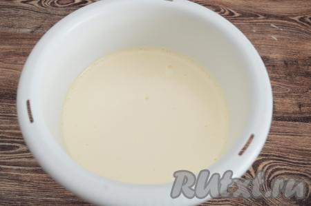 В процессе взбивания миксером (за 6-7 минут) яично-сахарная масса посветлеет и увеличится в объёме.