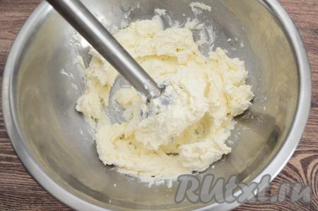 Пока взбиваются яйца и запаривается изюм, можно ещё заняться подготовкой творога. Для этого нужно творог выложить в объёмную миску, пробить его погружным блендером до получения однородной, пастообразной массы. Если нет блендера, тогда можно протереть творог через сито.