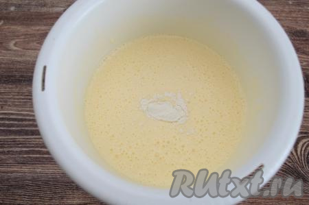 Затем всыпать в полученную массу разрыхлитель.