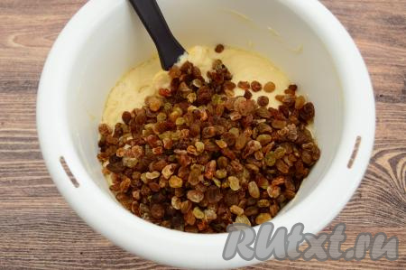 В замешанное тесто выложить обсушенный изюм.