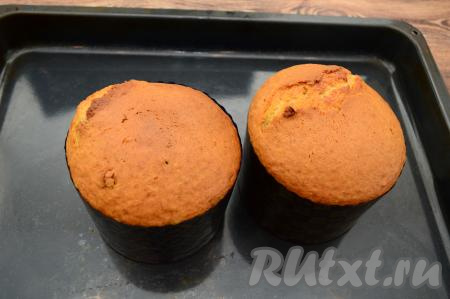 После 40 минут с начала выпечки проверить куличи, если они слишком зарумянились сверху, тогда их нужно накрыть сверху листом пергамента и продолжить выпекать до готовности. У меня в духовке творожная выпечка периодически сильно подрумянивается, я свои куличи накрыла пергаментом через 35 минут. Готовность выпечки проверяем длинной деревянной палочкой, протыкаем кулич до дна в середине, если палочка осталась сухой, значит кулич готов. Если будете использовать меньшие формы для куличей, тогда время выпечки соответственно уменьшится и, наоборот, если выложите всё тесто в одну большую форму, тогда нужно будет увеличить время выпечки.